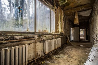 Ein schmutziges Zimmer mit einem Rad und einem Rad