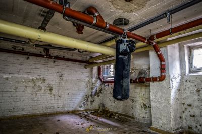 Ein Skateboard, das an einer Pfeife in einem Raum hängt