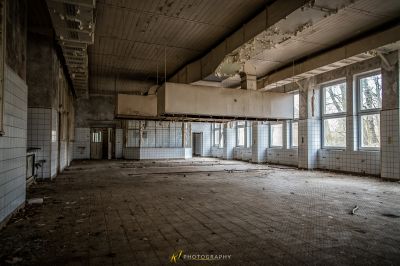 Ein Zimmer mit vielen Fenstern und vielen Trümmern