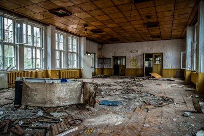 Ein Zimmer mit vielen Trümmern und kaputten Möbeln