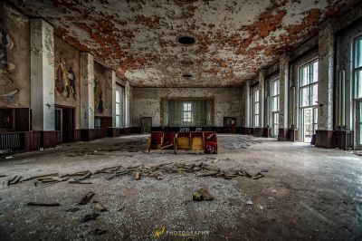 Ein Zimmer mit einem Stuhl und vielen Trümmern