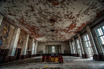 Ein Raum mit viel Farbe an der Decke