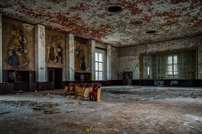 Ein Zimmer mit vielen Trümmern und einem Stuhl