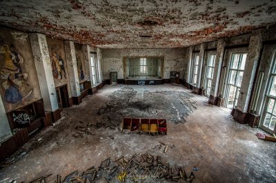 Ein Zimmer mit vielen Trümmern und vielen Fenstern