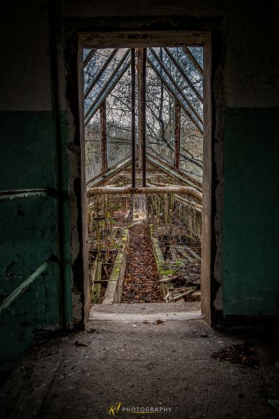 Einen Blick auf ein kaputtes Gebäude durch ein Fenster