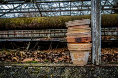 Ein Stapel von Töpfen, die auf einer hölzernen Bank sitzen