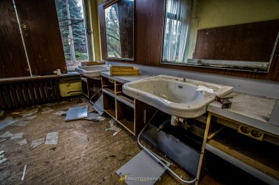 Ein Badezimmer mit Waschbecken und Spiegel