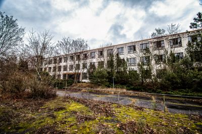 Ein Gebäude mit vielen Fenstern und einem Zaun