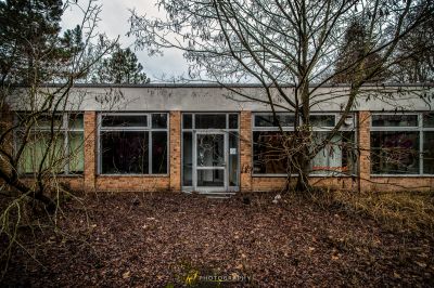 Ein Haus mit einem Baum davor