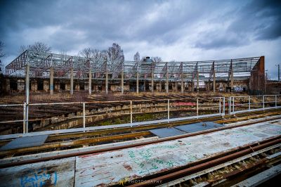 Ein Bahnhof mit einer Bahnstrecke und einem Zugwagen