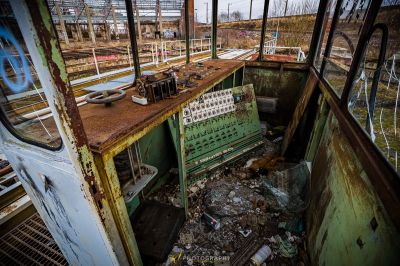 Ein herunterfahrendes Gebäude mit einem kaputten Fenster