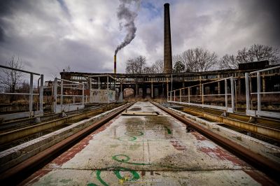 Eine Bahnstrecke mit Graffiti darauf