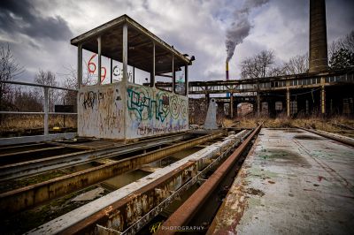 Ein Zugauto mit Graffiti drauf