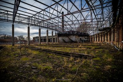 Eine Bahnstrecke in einem herunterfahrenden Gebäude