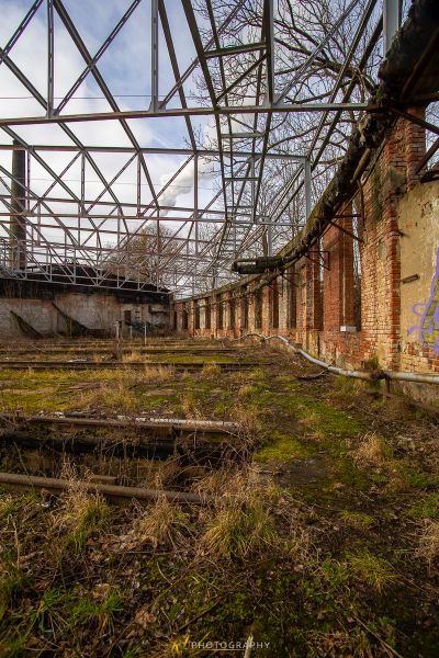 Ein verlassenes Gebäude mitten in einer Stadt