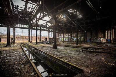 Eine Bahnstrecke in einem Gebäude
