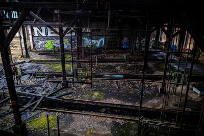 Ein Raum mit vielen Trümmern und Trümmern