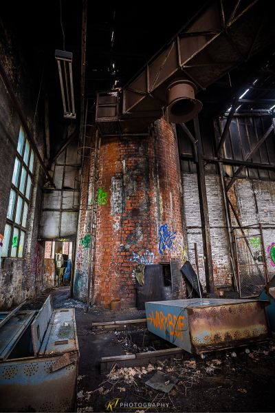 Ein Raum mit Graffiti an den Wänden und einer Feuerhydraulika