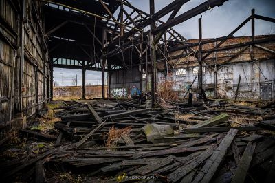 Ein sehr altes Gebäude mit vielen Trümmern