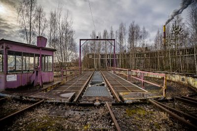 Eine Bahnstrecke mit einem kaputten Zugwagen