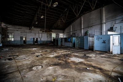 Ein Zimmer mit einem Haufen Müll und einem Kühlschrank
