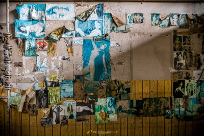 Eine Wand mit vielen Bildern, die darauf hängen