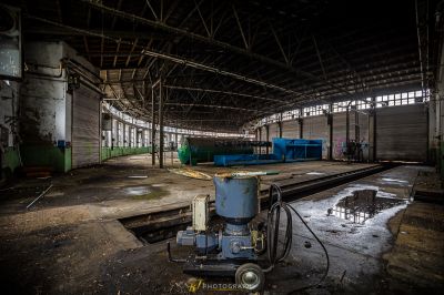 Ein großer Raum mit einer Maschine darin