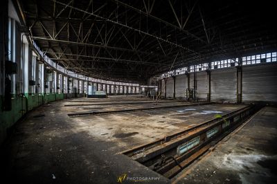 Ein großer Raum mit vielen Fenstern und viel Holz