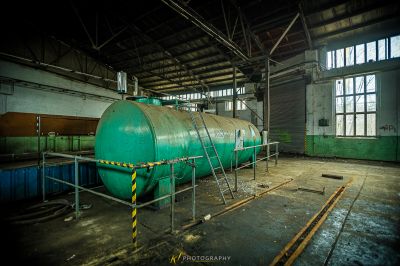 Ein großer grüner Tank in einem Gebäude