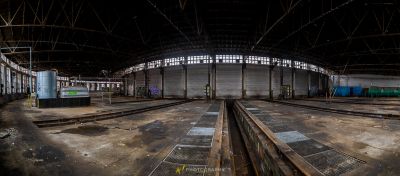 Ein Bahnhof mit einer Bahnstrecke und einem Zug