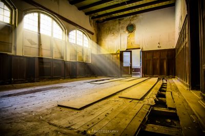 Ein Zimmer mit viel Holz und einem Licht, das durch das Fenster kommt