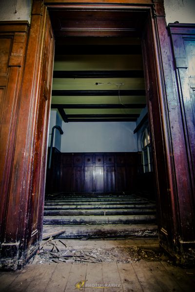 Eine Tür mit einem Haufen Schutt auf dem Boden