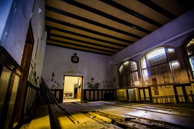 Ein Zimmer mit einer Uhr und einer Treppe