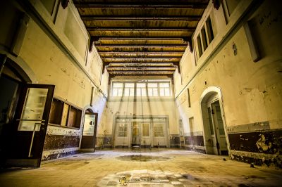 Ein Zimmer mit vielen Fenstern und vielen Fenstern