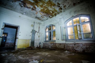 Ein Zimmer mit einer zerbrochenen Decke und einem zerbrochenen Fenster