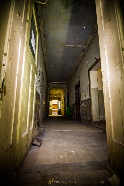 Einen langen Flur mit einer Tür und einer Wand