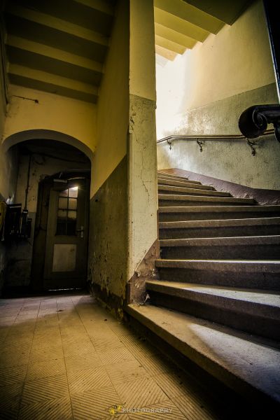 Ein Skateboarder geht die Treppe hinunter