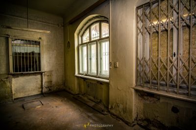 Ein Zimmer mit einem Fenster und einem Fenster