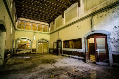 Ein Zimmer mit einem großen Fenster und einer Tür