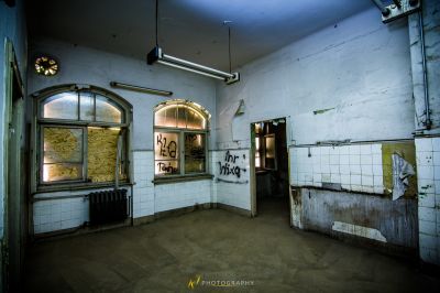 Ein Zimmer mit einem Fenster und einem Schild an der Wand