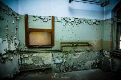 Ein Zimmer mit einem kaputten Fenster und einem Fernseher