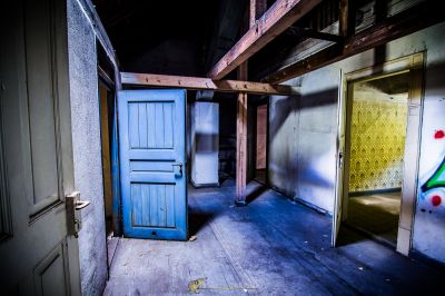 Ein Zimmer mit einer Tür und einer Wand