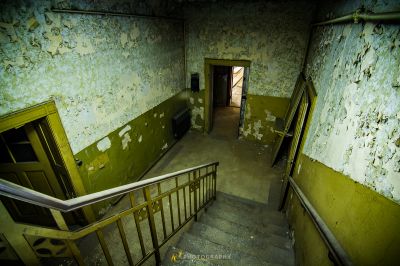 Ein sehr alt aussehendes Zimmer mit viel Peeling Farbe