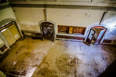 Ein Zimmer mit vielen schmutzigen Sachen