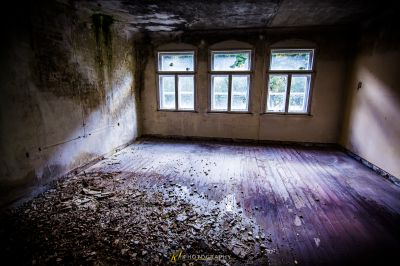 Ein Raum mit vielen Trümmern auf dem Boden