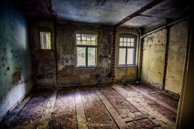 Ein Zimmer mit einem Fenster und einem Holzboden