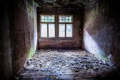 Ein Zimmer mit einem Fenster und vielen Trümmern