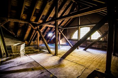 Ein Zimmer mit viel Holz und vielen Fenstern
