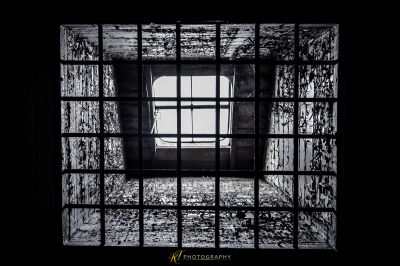 Ein Fenster mit einer Glasscheibe darin