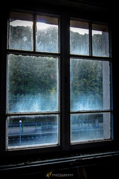 Ein Fenster mit Blick auf einen Zug, der durch ihn fährt